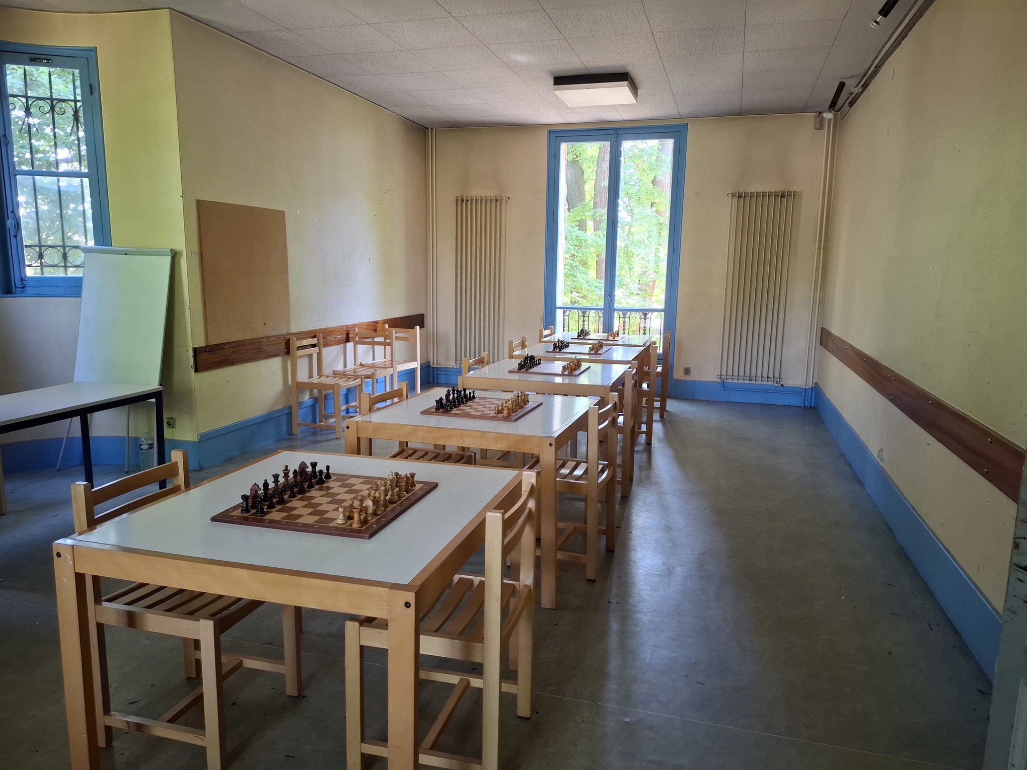 Disposition des échiquiers dans la salle de jeux du Castel Guy Mollet